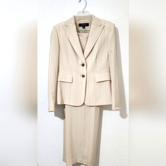 Kasper Pants - KASPER Women's Chic Beige/Gold Striped Trouser Suit.   Size 10P